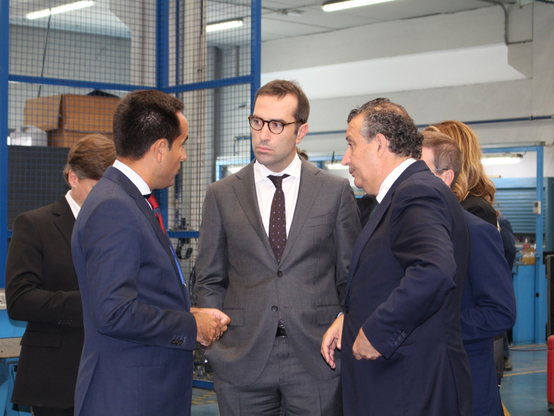 de izquierda a derecha, Antonio Ramírez, CEO de Inespasa y presidente de AERO Sevilla, junto al ministro de Economía, Carlos Cuerpo y el presidente de la Diputación de Sevilla, Javier Fernández