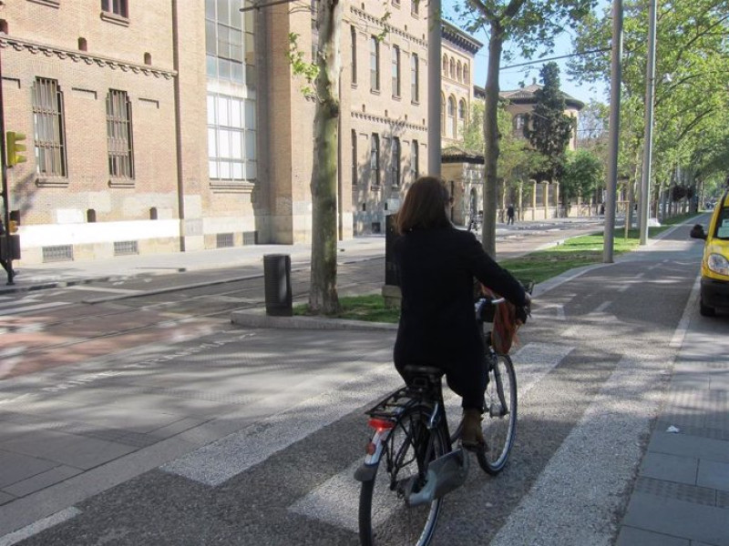 Una ciclista circula por el carril bici de Gran Vía, en Zaragoza.