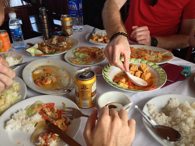 Imagen de una comida entre amigos en una resturante