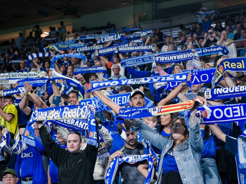 La afición del Real Oviedo en el Carlos Tartiere