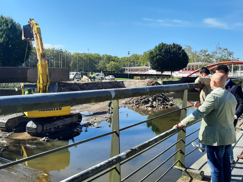 El concejal de Medio Ambiente de Gijón, Rodrigo Pintueles, supervisa el inicio del desmontaje del anillo navegable del Piles