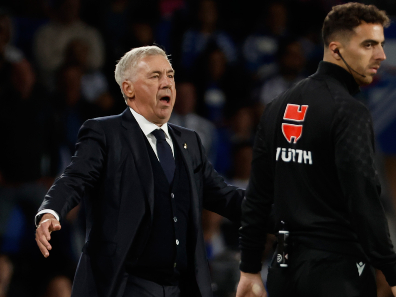 Carlo Ancelotti da instrucciones desde el banquillo en el estadio de Anoeta, durante el Real Sociedad - Real Madrid