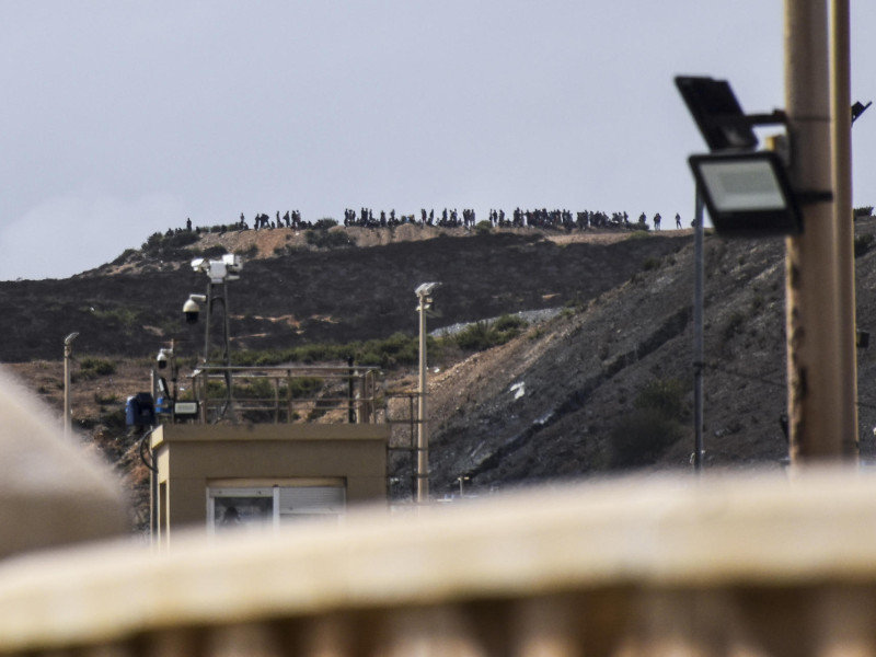 Decenas de personas se congregan en un monte cercano a la frontera con Ceuta para intentar cruzar a la ciudad española