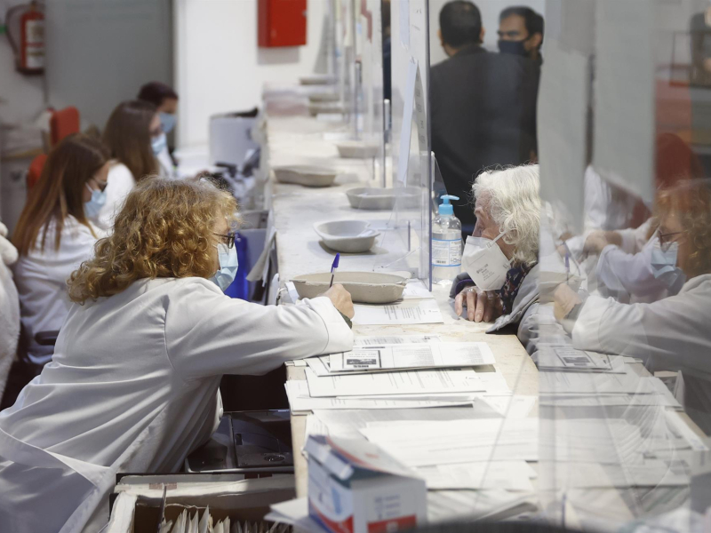 Una trabajadora atiende a una paciente en un centro de Salud