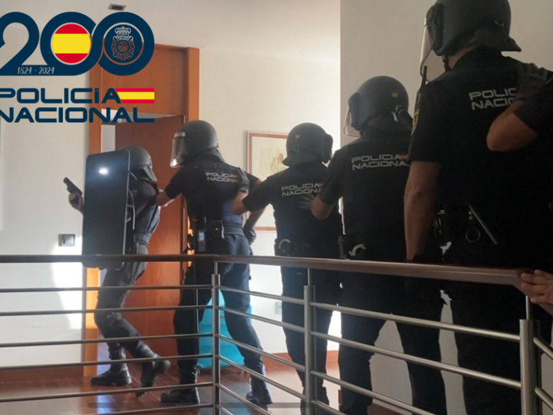 Momento del registro por parte de la Policía Nacional.