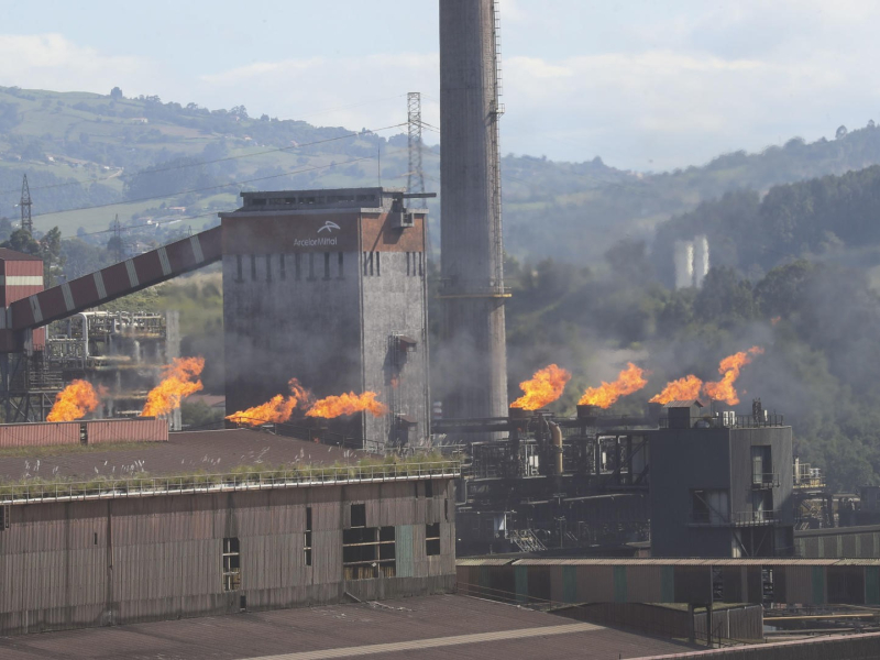 ArcelorMittal enciende todas las antorchas de sus Baterías de Cok en Gijón como medida de seguridad tras la explosión ocurrida este martes