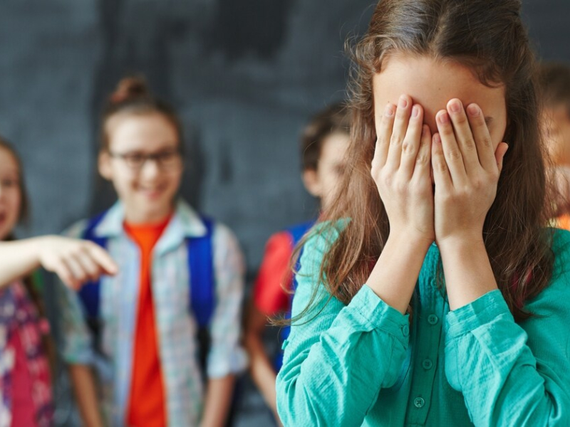 Niños haciendo bullying