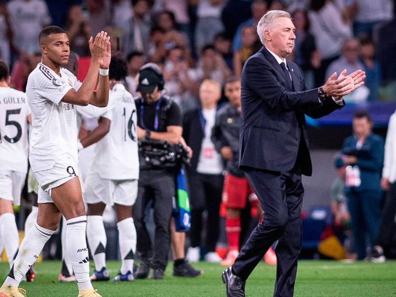 Kylian Mbappé y Carlo Ancelotti aplauden a la afición del Santiago Bernabéu