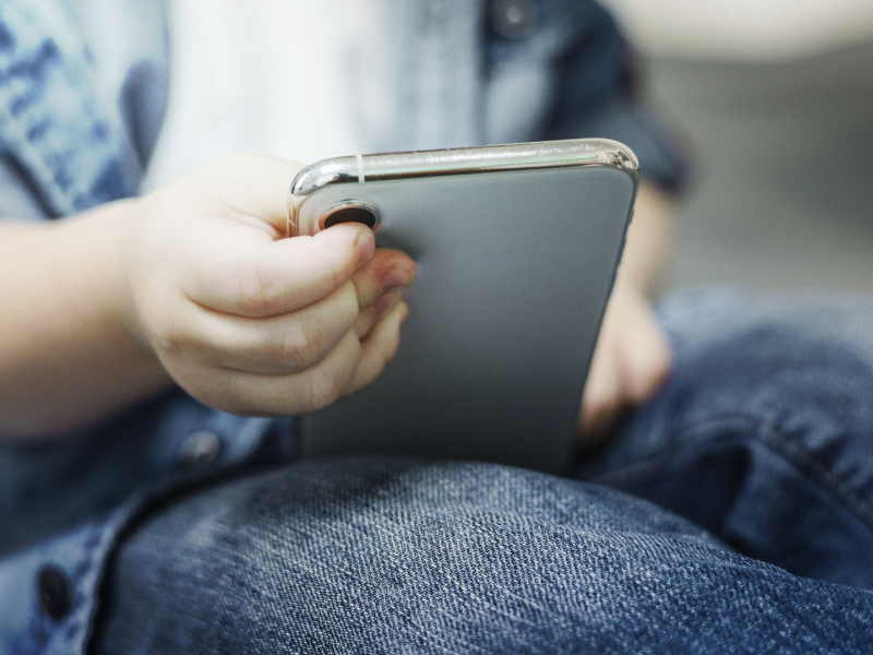 Un niño con un teléfono móvil