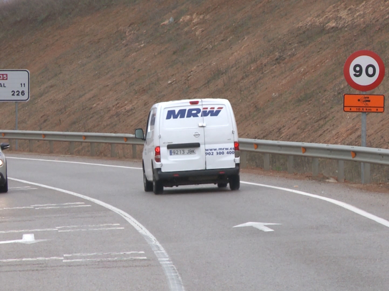 Nueva señal con el límite a 90 kilómetros por hora en la carretera N-435, en Extremadura