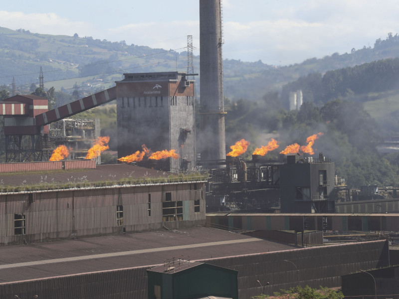 Antorchas prendidas en las baterías de ArcelorMittal en Gjión