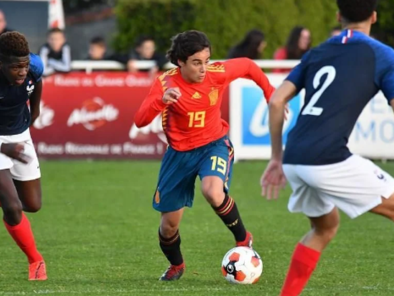 Carlos Álvarez, con España sub-19