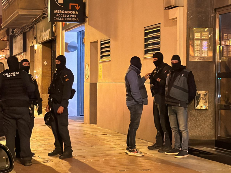 Un centenar de agentes de la Guardia Civil participa en una macroperación antidroga con varios detenidos en Logroño y Álava