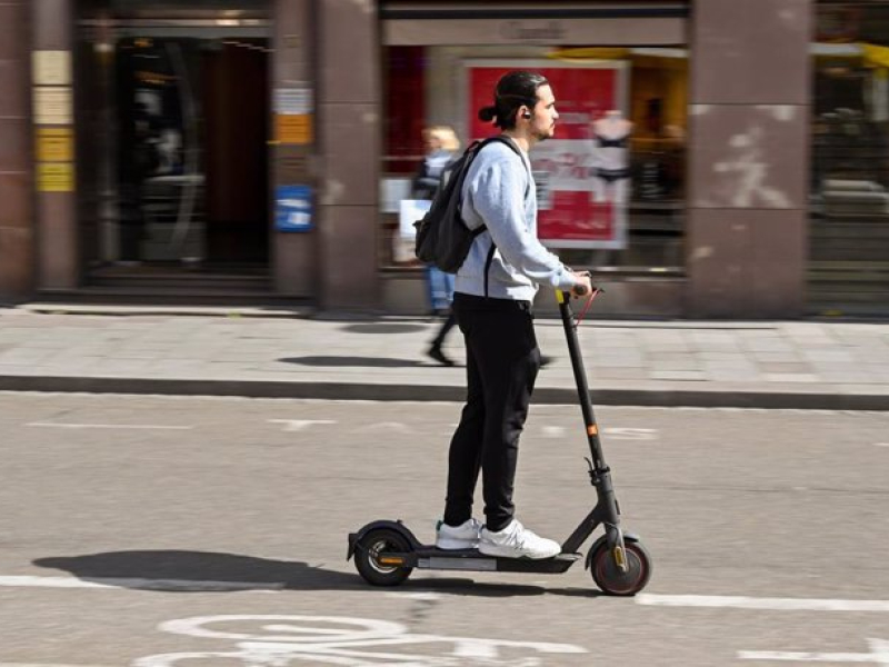 Patinete circulando por las calles