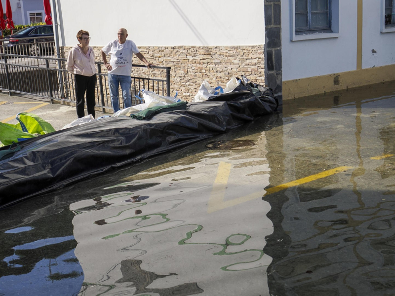 En Vegadeo, se han protegido de las mareas colocando sacos de tierra en zonas fácilmente inundables