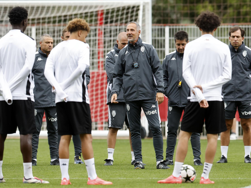 Adi Hütter dirigiendo un entrenamiento del Mónaco.