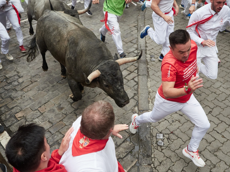 Corredores en el séptimo encierro de los Sanfermines 2024