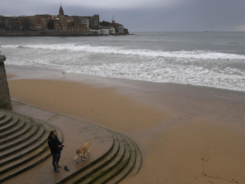 Marea baja en la playa de San Lorenzo, en Gijón