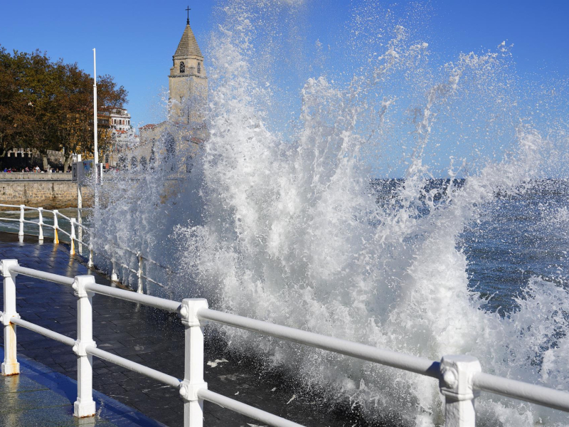 Olas rompiendo en el Muro de San Lorenzo, en Gijón