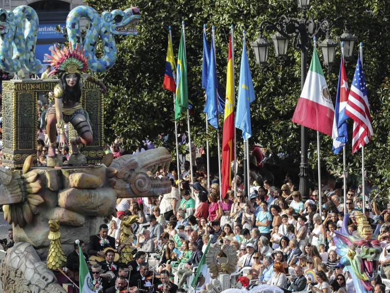 Desfile del Día de América en Asturias, en las fiestas ovetenses de San Mateo de 2023