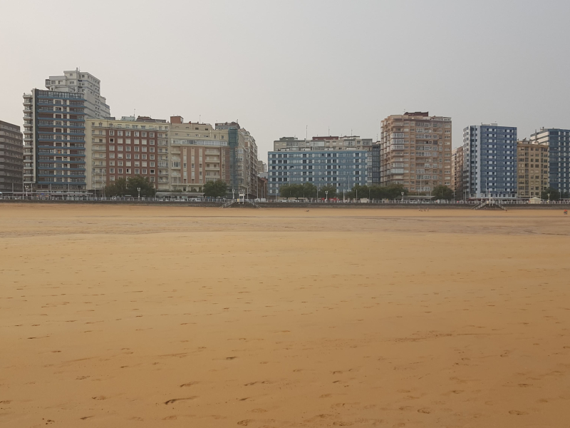 Muro de San Lorenzo, en Gijón, desde la orilla de la playa