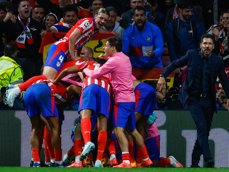 El Atlético de Madrid celebra el gol de Giménez frente al Leipzig en el minuto 90 de partido