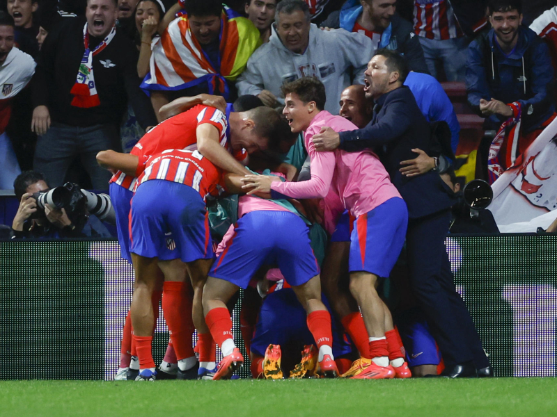 Los jugadores del Atlético de Madrid celebran el gol de Giménez.