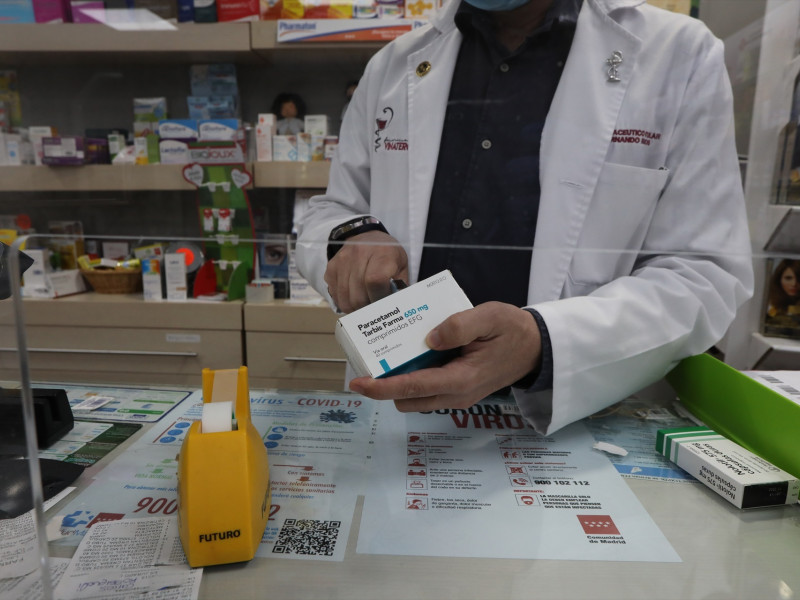 Un farmacéutico recorta el código de barras de una caja de Paracetamol en su farmacia