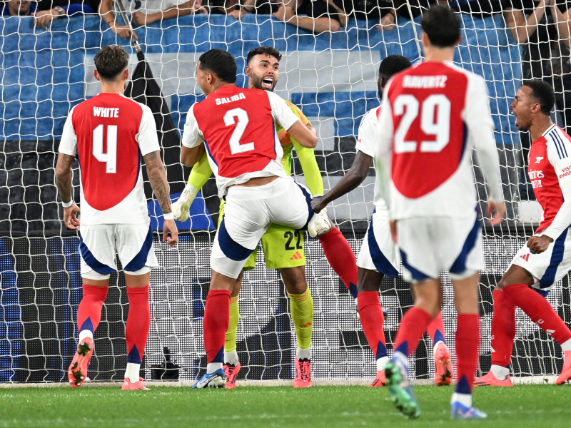 Los jugadores del Arsenal celebran la parada de David Raya a Retegui.