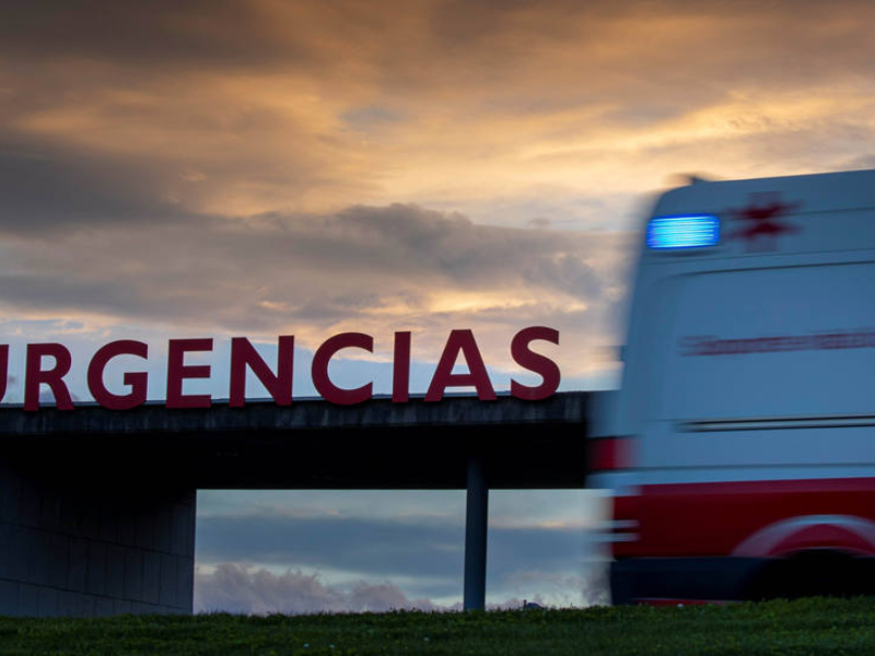 Una ambulancia en el acceso al HUCA (Oviedo) por Urgencias