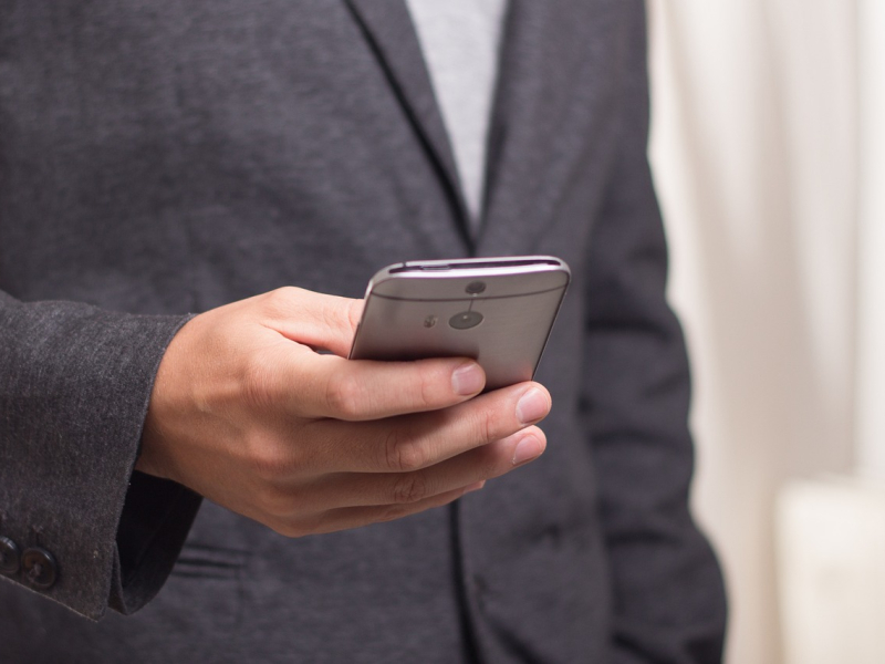 Un hombre consulta su teléfono móvil