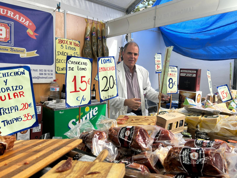 Quesos y embutidos expuestos en la zona alimentaria de Agropriego 2024