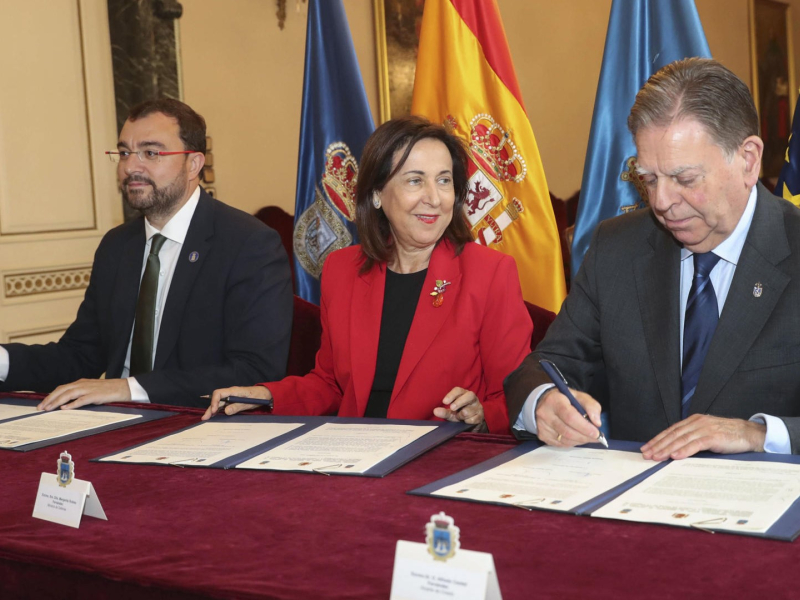 Firma del convenio para la reordenación urbanística y la puesta en valor de los terrenos de la antigua fábrica de armas de La Vega en Oviedo