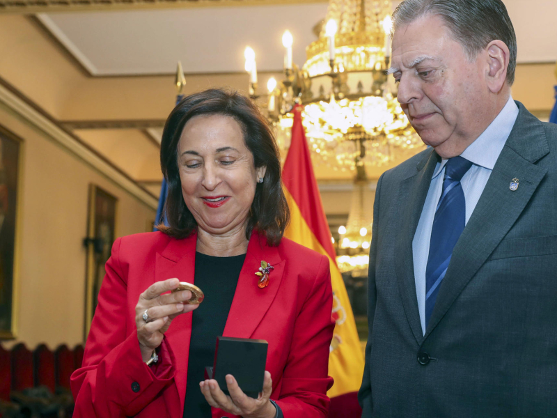 La ministra de Defensa, Margarita Robles, recibe la Medalla de Oro de Oviedo de manos de su alcalde, Alfredo Canteli