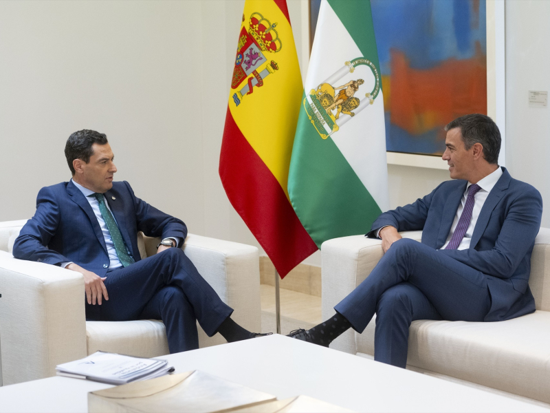 El presidente del Gobierno, Pedro Sánchez, y el presidente de la Junta de Andalucía, Juan Manuel Moreno Bonilla, durante una reunión en La Moncloa