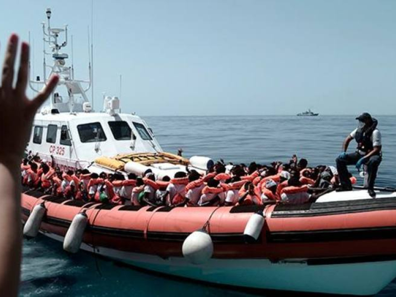 Barco de rescate de personas migrantes