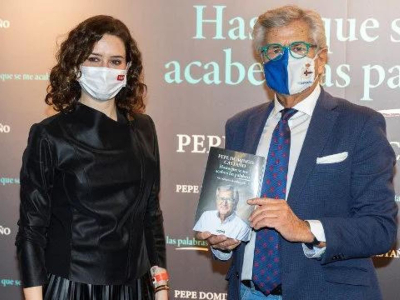 Pepe Domingo Castaño junto a Isabel Díaz Ayuso en la presentación de su libro.