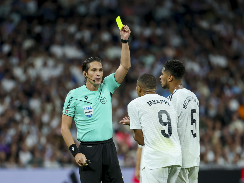 José Luis Munuera Montero muestra la tarjeta amarilla al delantero francés del Real Madrid Kylian Mbappé