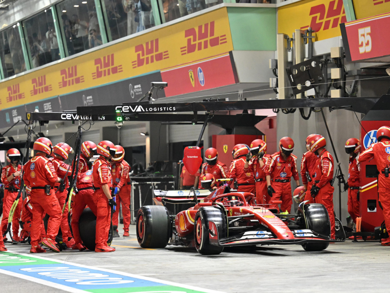 Carlos Sainz entra en boxes en el GP de Singapur