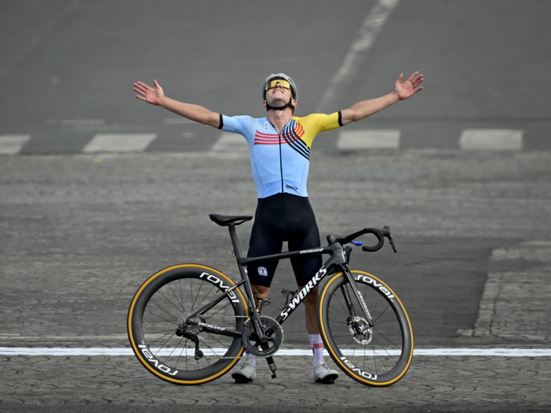 Remco Evenepoel celebra su oro en la ruta de los Juegos Olímpicos.