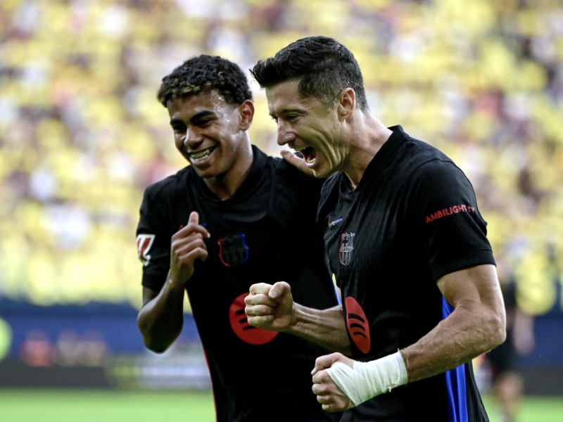 Lewandowski y Lamine Yamal celebran el 0-2 contra el Villarreal.