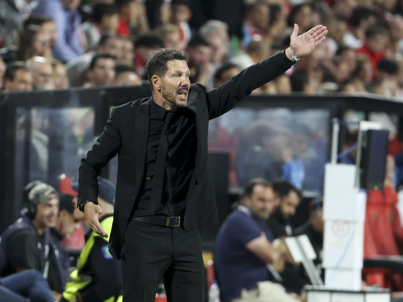 Diego Pablo 'Cholo' Simeone, da instrucciones a sus jugadores durante el Rayo Vallecano - Atlético de Madrid