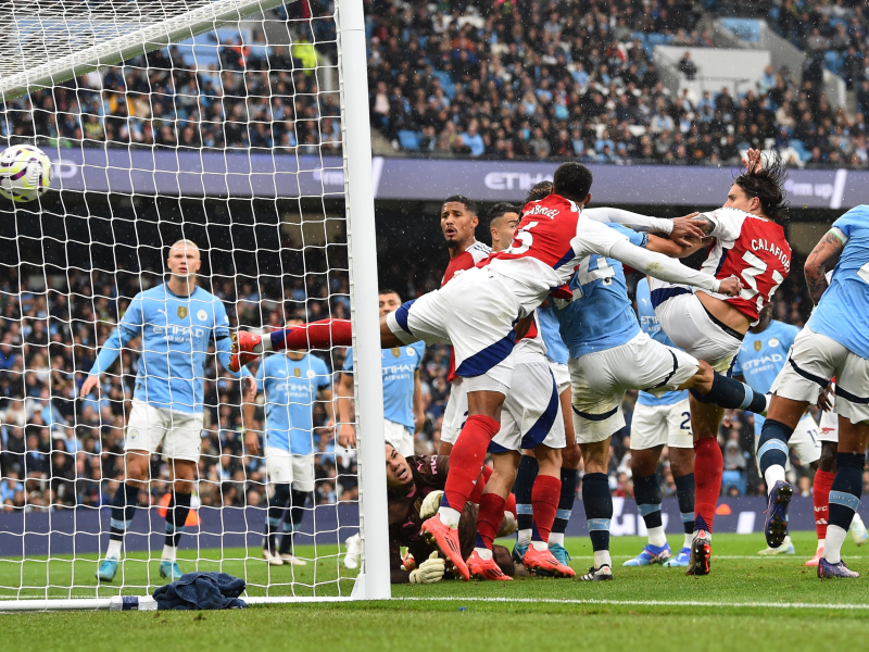 Gabriel Magalhaes marcó el 1-2 para el Arsenal en el Etihad.