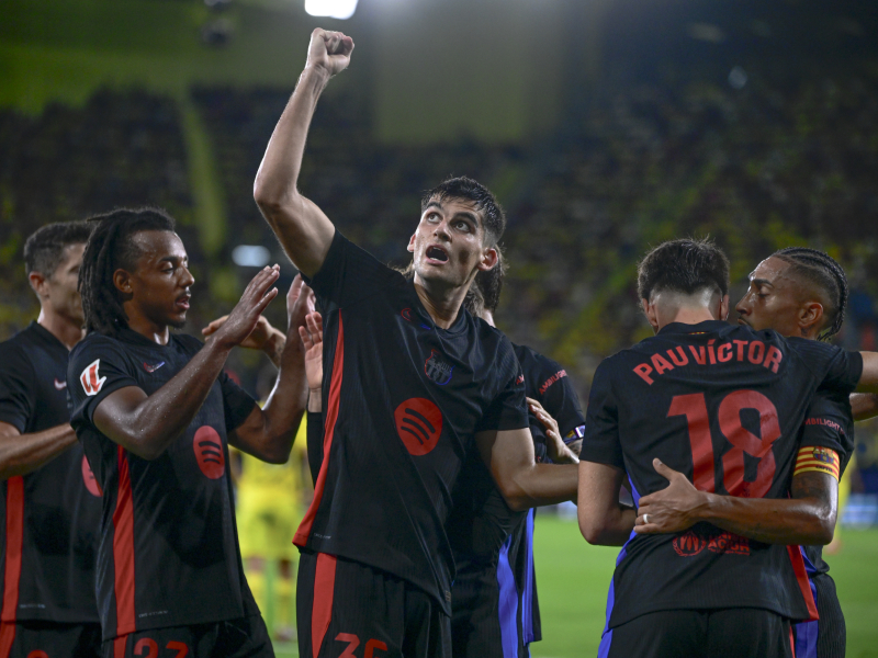 Los jugadores del Barcelona celebran el cuarto gol del equipo en Villarreal.