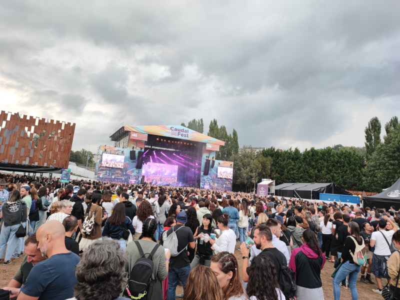 En el recinto del festival había grupos de amigos, pero también familias completas, padres e hijos, algunos todavía bebés