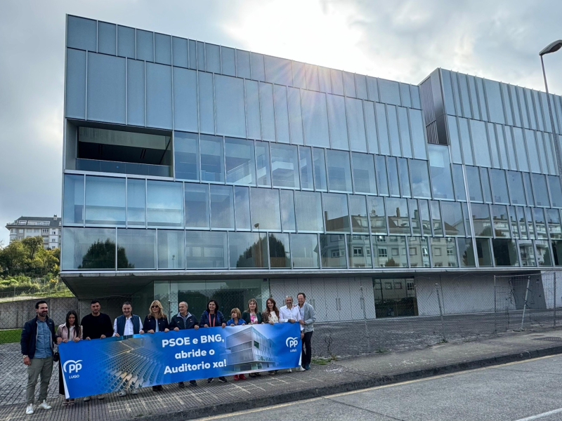 Miembros del PP se concentraron este lunes frente al nuevo auditorio de Lugo para exigir su apertura