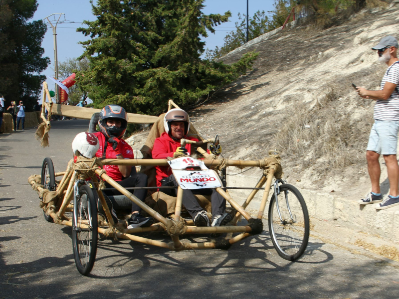 Participante en la carrera de Autos Locos de Palencia