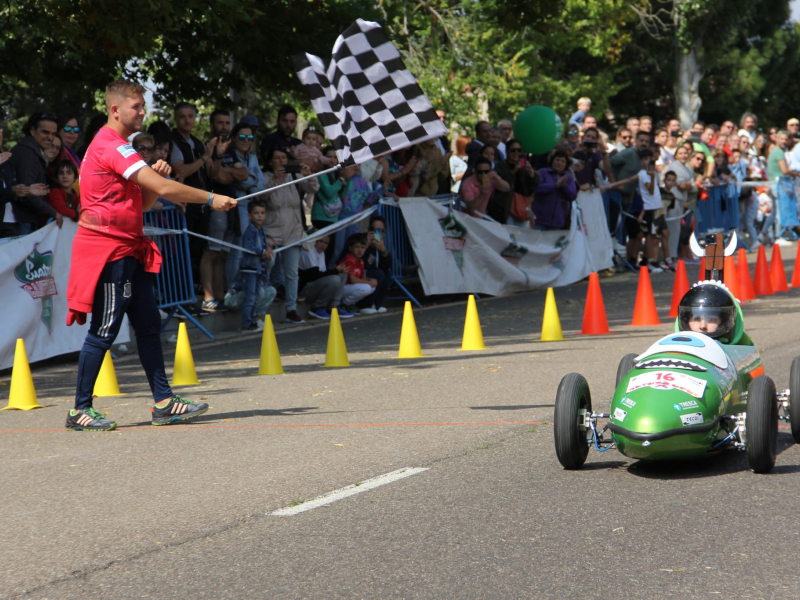 Participante en la carrera de Autos Locos de Palencia