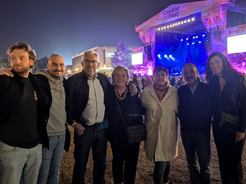 La alcaldesa, junto con otros miembros del gobierno local, en el Caudal Fest de este año