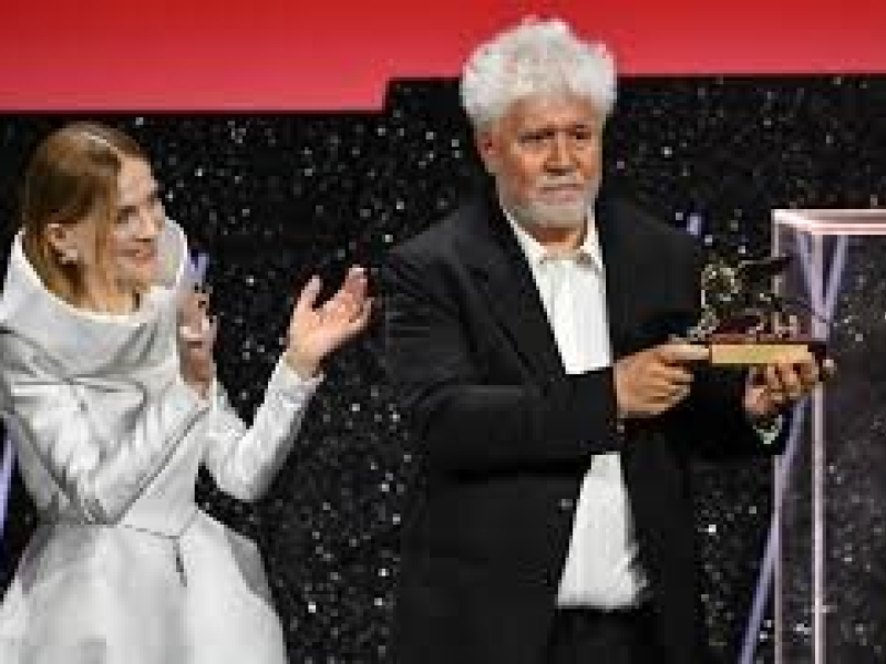 Pedro Almodovar recoge el León de oro en Venecia